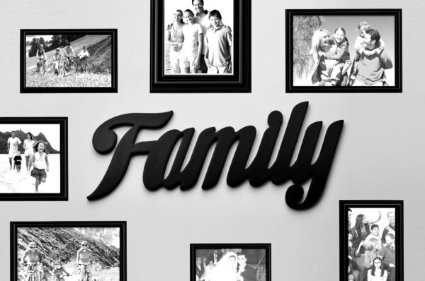 שלט FAMILY לתלייה על הקיר